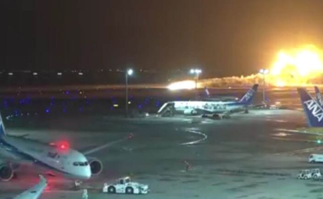 aereo in fiamme tokyo